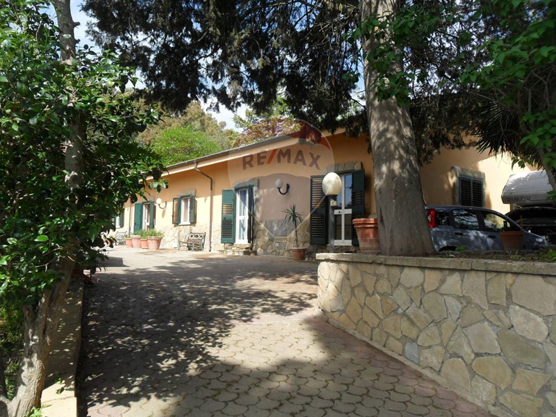 Villa in Vendita a Caltanissetta, 280'000€, 321 m²