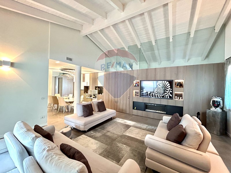 Quadrilocale in Vendita a Pian Camuno, 395'000€, 195 m²