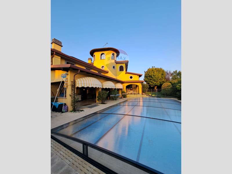 Villa in Vendita a Voghera, 750'000€, 582 m²