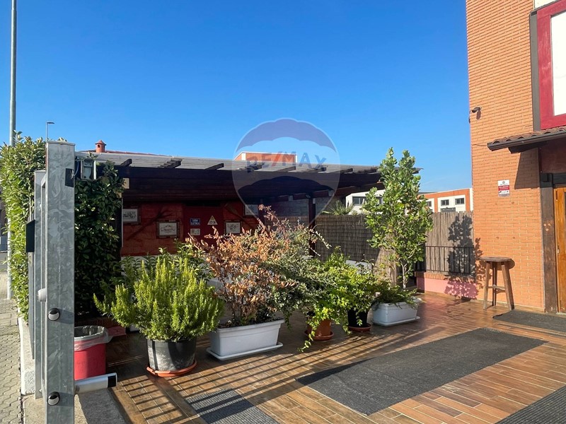 Attività commerciale in Vendita a San Genesio ed Uniti, 333'000€, 750 m²