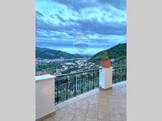 Villa in Vendita a Chiavari, 845'000€, 425 m²