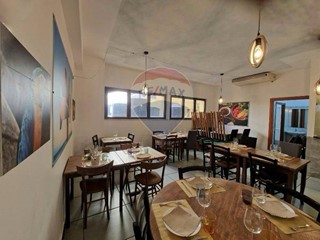 Attività commerciale in Vendita a Genova, 250'000€, 210 m²