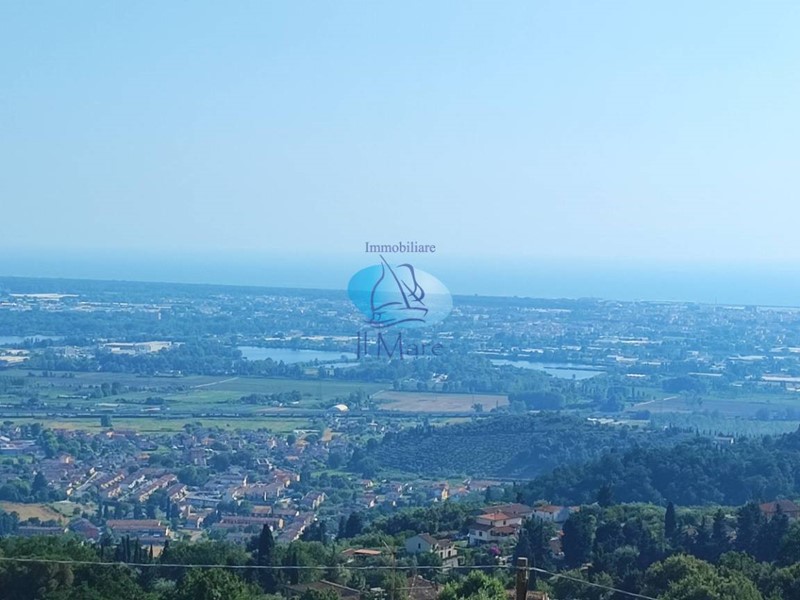 Villa in Vendita a Massarosa, 490'000€, 230 m²