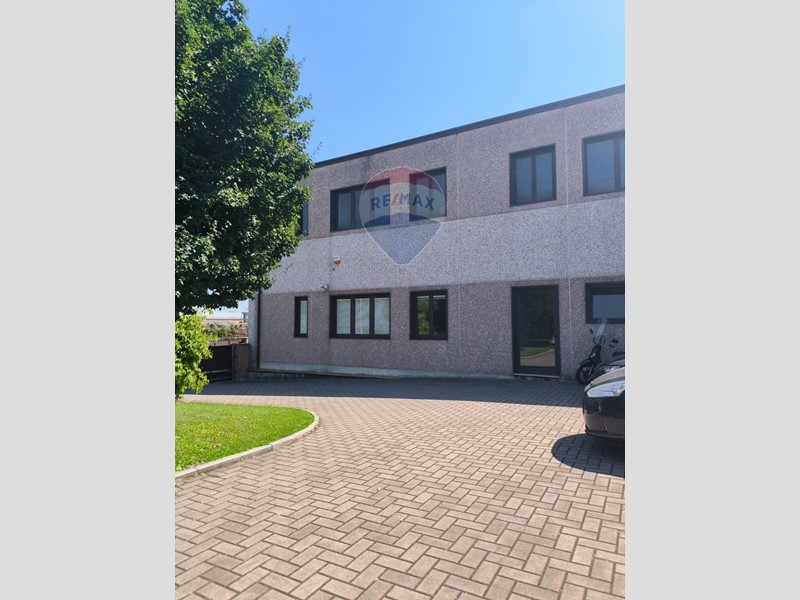 Immobile commerciale in Vendita a Montecchio Emilia, 1'150'000€, 900 m²