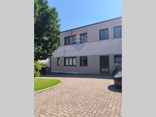 Immobile commerciale in Vendita a Montecchio Emilia, 1'150'000€, 900 m²