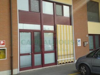 Capannone in Vendita a Cesena, 539'000€, 905 m²