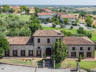 Villa in Vendita a Coriano, 890'000€, 327 m²