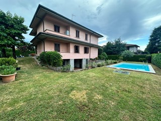 Villa in Vendita a Brusaporto, 535'000€, 420 m²