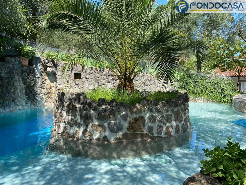 Villa in Vendita a Camaiore, 615'000&euro;, 246 m²