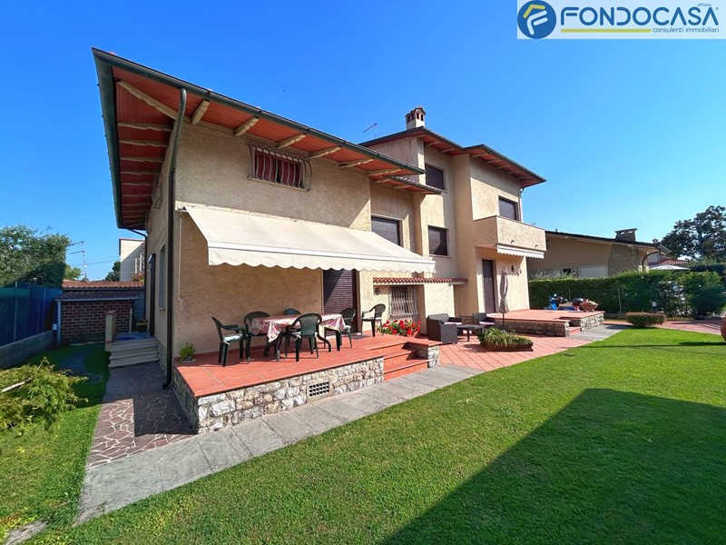 Villa in Vendita a Pietrasanta, 1'200'000€, 250 m²