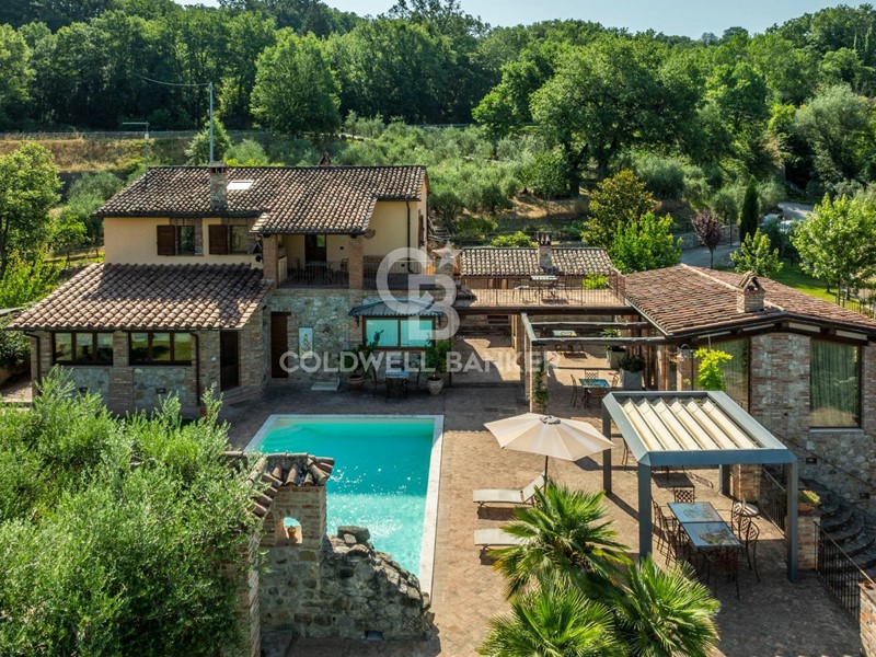 Villa in Vendita a Baschi, 690'000&euro;, 330 m²