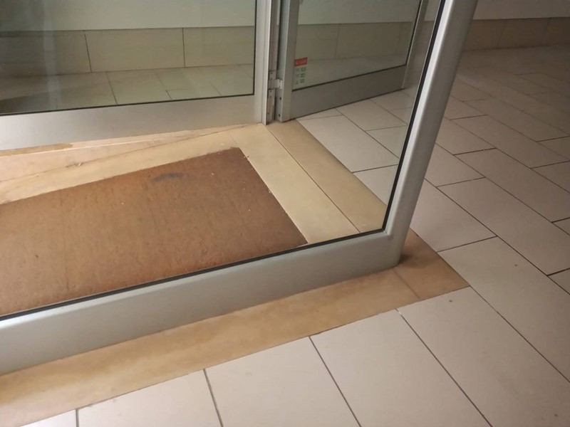 Immobile commerciale in Affitto a Pontedera, 1'000€, 65 m²