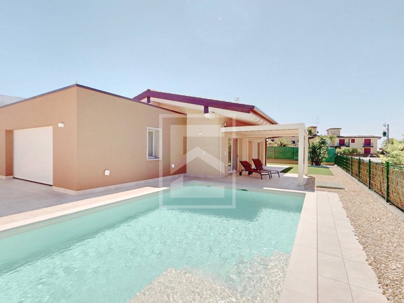 Villa in Vendita a Desenzano del Garda, 680'000€, 180 m²