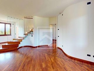 Quadrilocale in Vendita a Desenzano del Garda, 549'000€, 205 m²