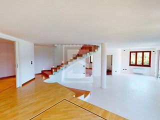 Attico in Vendita a Desenzano del Garda, 899'000€, 350 m²