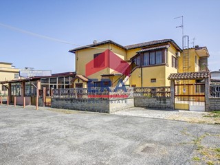 Rustico in Vendita a Pomezia, 290'000€, 490 m²