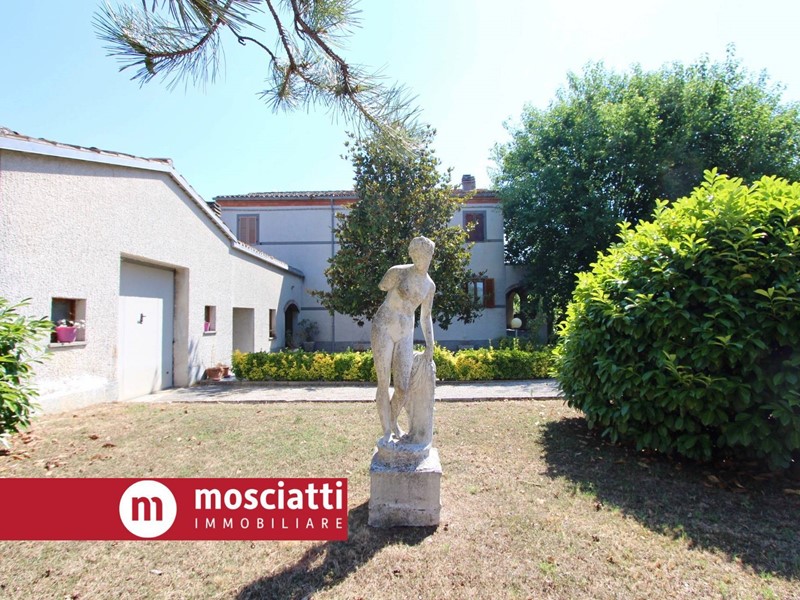 Villa in Vendita a Matelica, 280'000&euro;, 140 m²