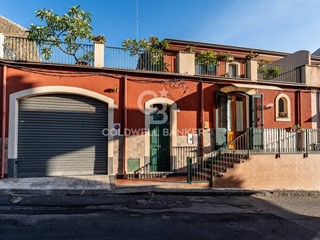 Casa Indipendente in Vendita a Aci Castello, 390'000€, 260 m²