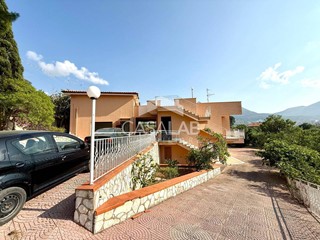 Villa in Vendita a Carini, 250'000€, 250 m²