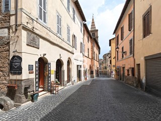 Attività commerciale in Vendita a Capranica, 45'000€, 90 m²