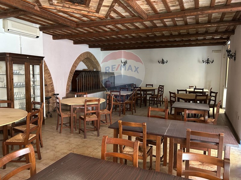 Immobile commerciale in Vendita a Lanciano, 180'000€, 226 m²