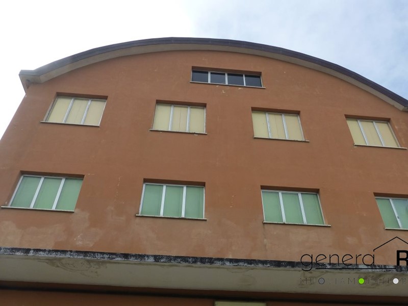 Negozio in Affitto a Alanno, 3'000€, 1400 m²