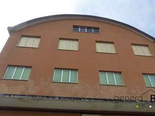Negozio in Affitto a Alanno, 3'000€, 1400 m²