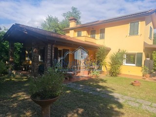 Villa in Vendita a Castelnuovo Magra, 790'000€, 220 m², arredato