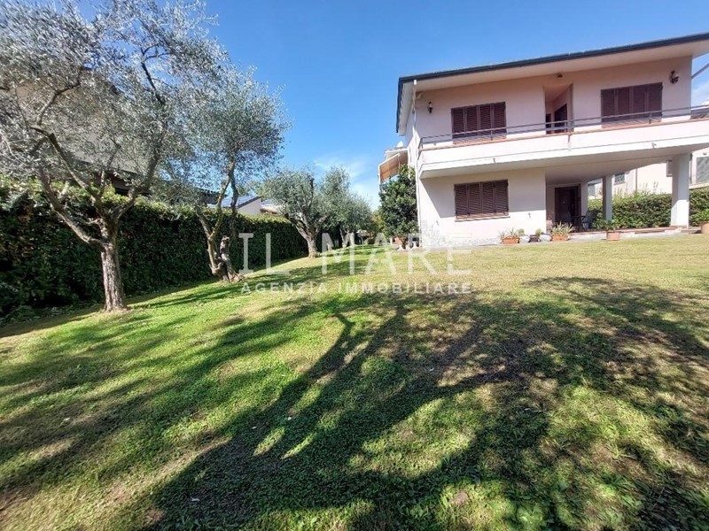 Villa in Vendita a Massa, zona Marina di Massa, 790'000&euro;, 265 m², arredato, con Box