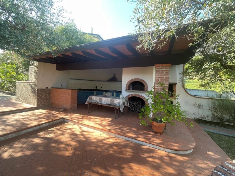 Villa bifamiliare in Vendita a Carrara, 450'000€, 210 m², arredato, con Box