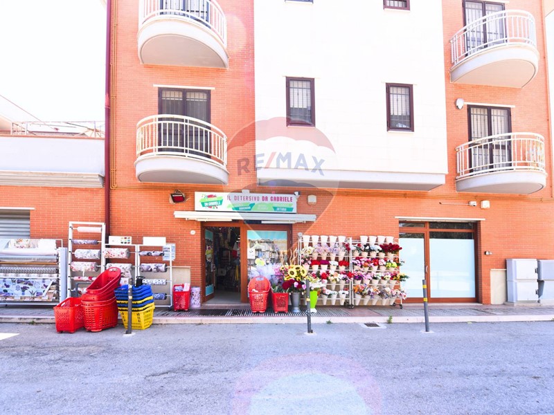 Immobile commerciale in Vendita a Foggia, 240'000&euro;, 380 m²
