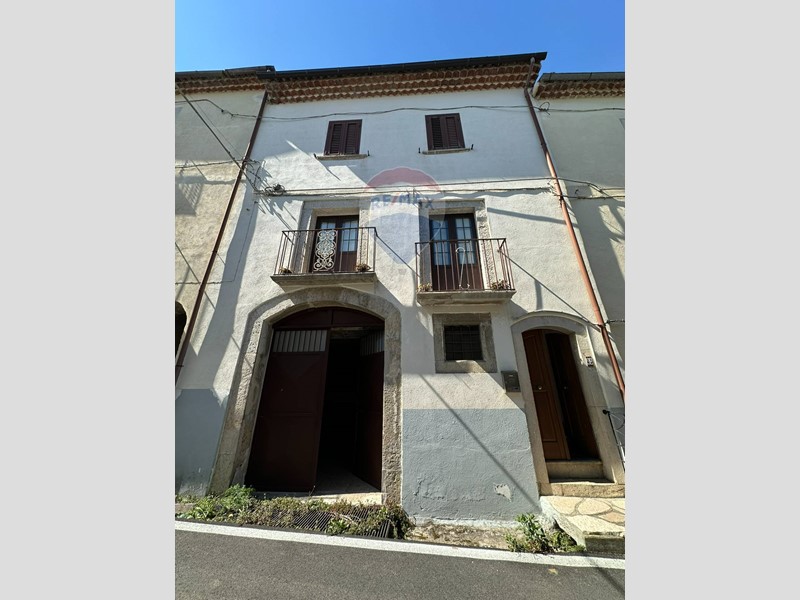 Casa Semi Indipendente in Vendita a Pizzone, 30'000€, 160 m²