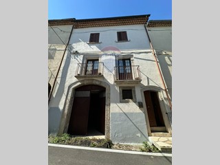 Casa Semi Indipendente in Vendita a Pizzone, 30'000€, 160 m²