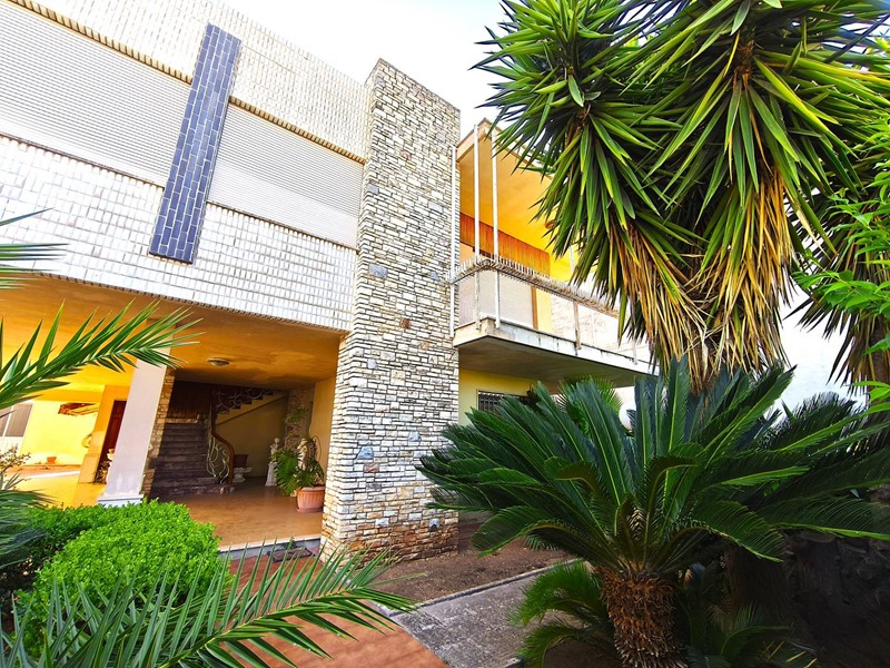 Casa Indipendente in Vendita a Sannicola, 310'000€, 450 m²