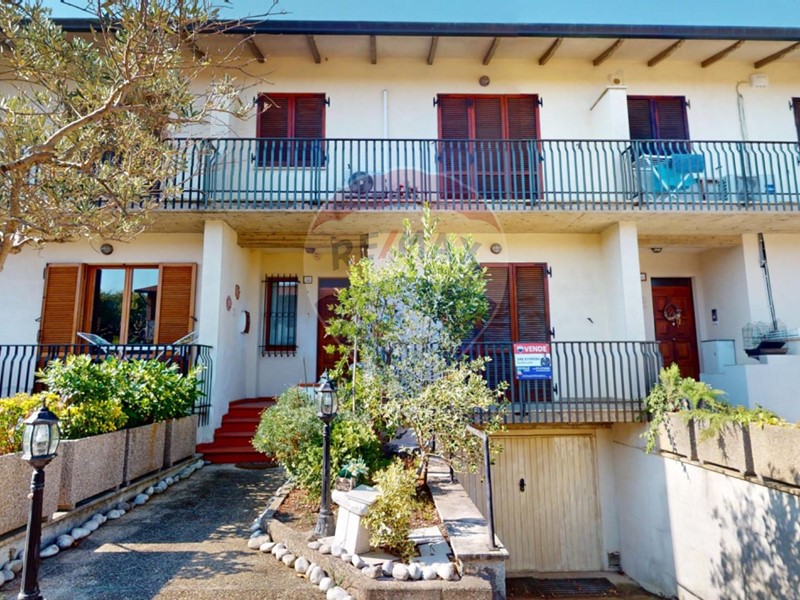 Villetta a schiera in Vendita a Assisi, 240'000€, 225 m²