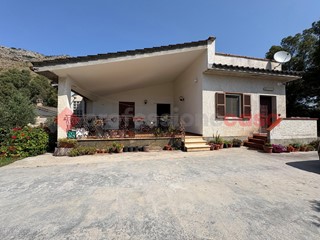 Villa bifamiliare in Vendita a Terracina, 115'000€, 90 m², arredato