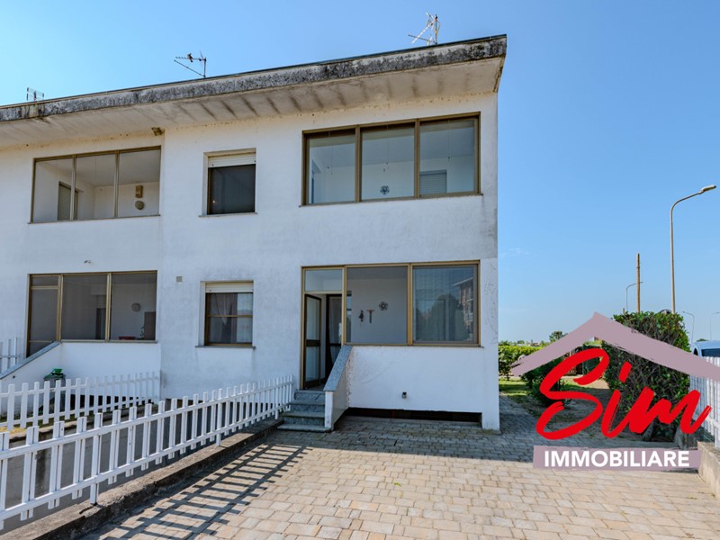 Villa in Vendita a Novara, zona Lumellogno, 240'000€, 200 m², con Box