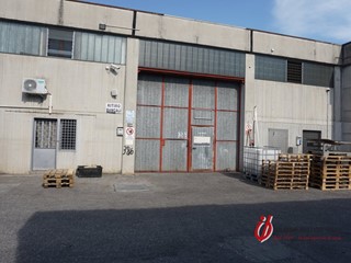 Capannone in Vendita a Castel d'Azzano, 259'000€, 560 m²