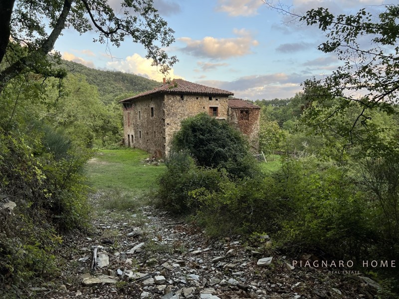 Casale in Vendita a Pontremoli, 450'000€, 350 m²