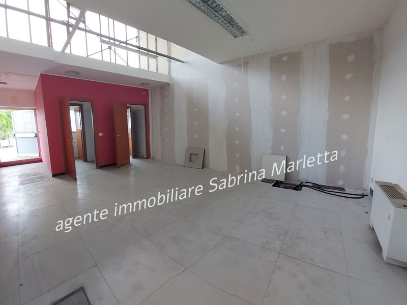 Ufficio in Affitto a Beinasco, 750€