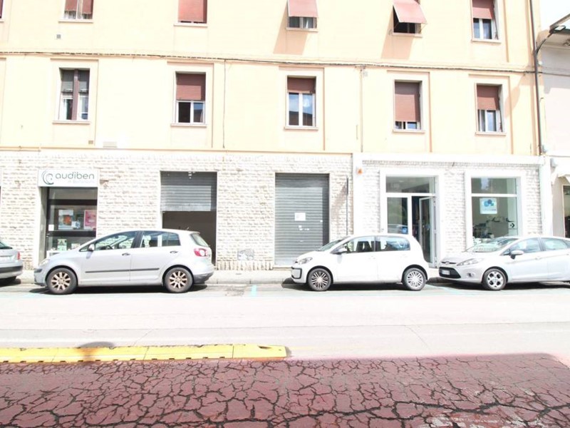 Negozio in Vendita a Pontedera, 85'000€, 60 m²