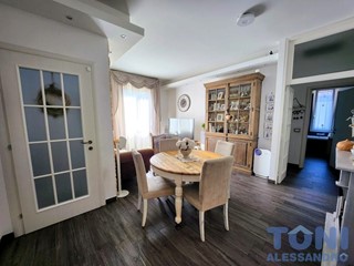 Appartamento in Vendita a Empoli, 340'000€, 140 m², arredato, con Box