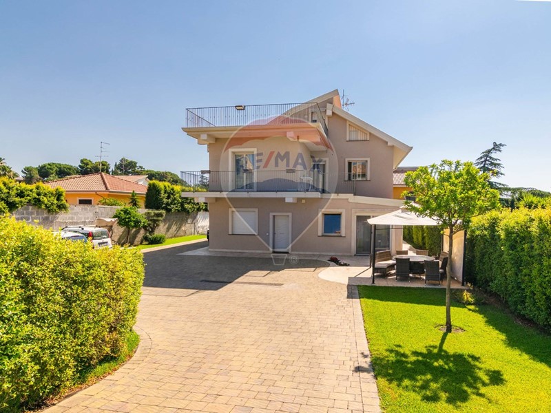 Villa in Vendita a Mascalucia, 439'000€, 317 m²