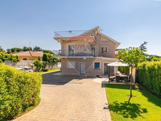 Villa in Vendita a Mascalucia, 439'000€, 317 m²