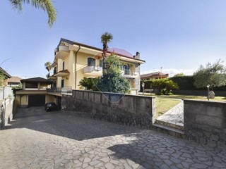 Casa Semi Indipendente in Vendita a Aci Sant'Antonio, 280'000€, 195 m²
