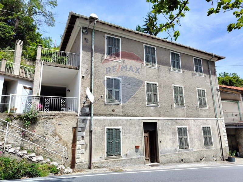 Casa Semi Indipendente in Vendita a Pornassio, 97'000€, 200 m²