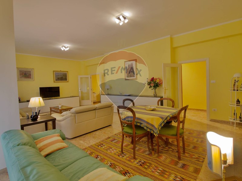 Appartamento in Affitto a Sassari, 1'200€, 193 m²