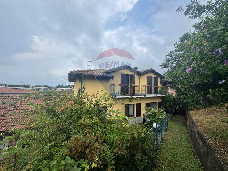 Casa Semi Indipendente in Vendita a Gavirate, 285'000€, 206 m²