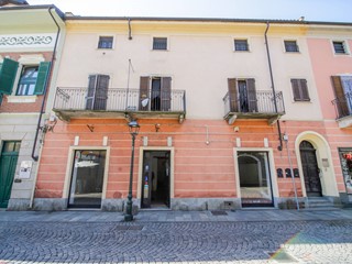 Immobile commerciale in Affitto a Chivasso, 1'700€, 208 m²