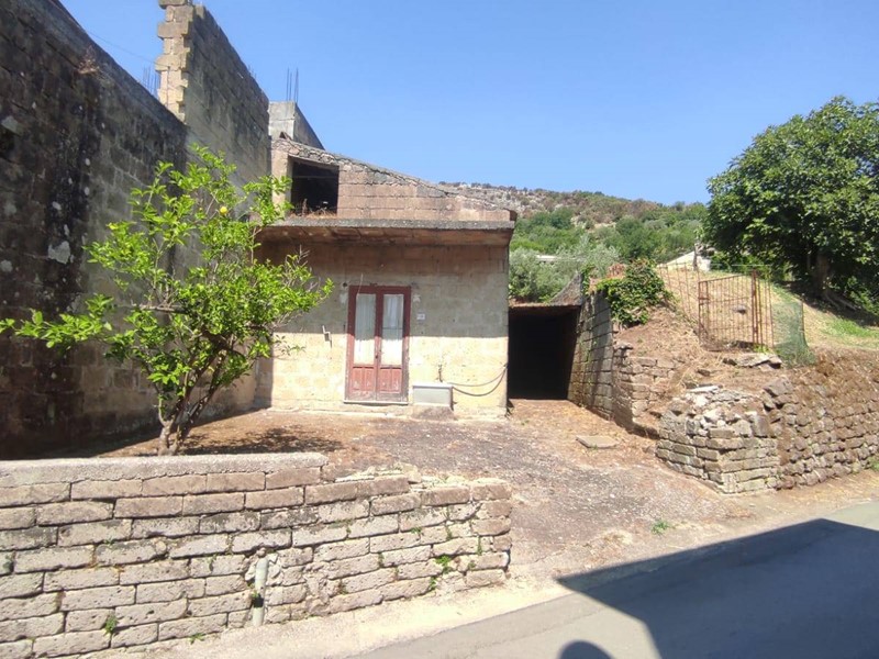 Rustico in Vendita a Castel Morrone, 100'000€, 500 m²